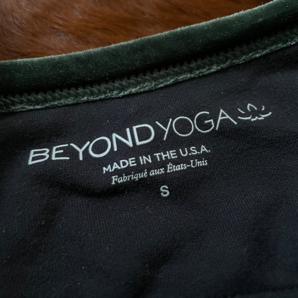 Beyond Yoga Velvet Workout Set - Picture 2 of 5